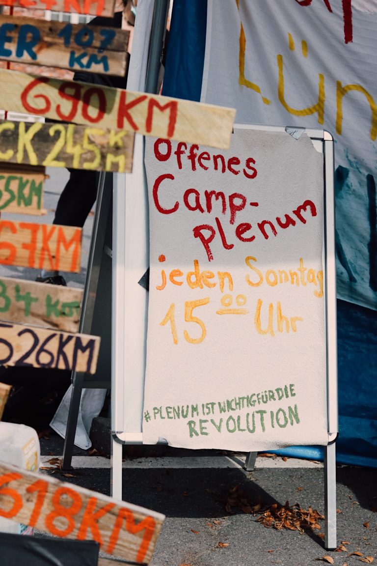 Schild "Offenes Camp-Plenum. Jeden Sonntag 15 Uhr"